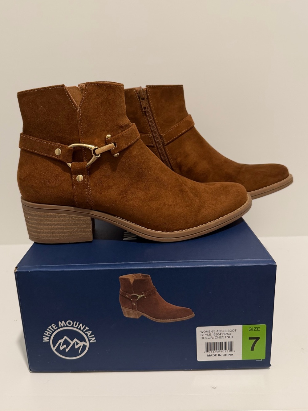 White Mountain Women’s Chestnut Brown micro Sueded Ankle Boots Size 7